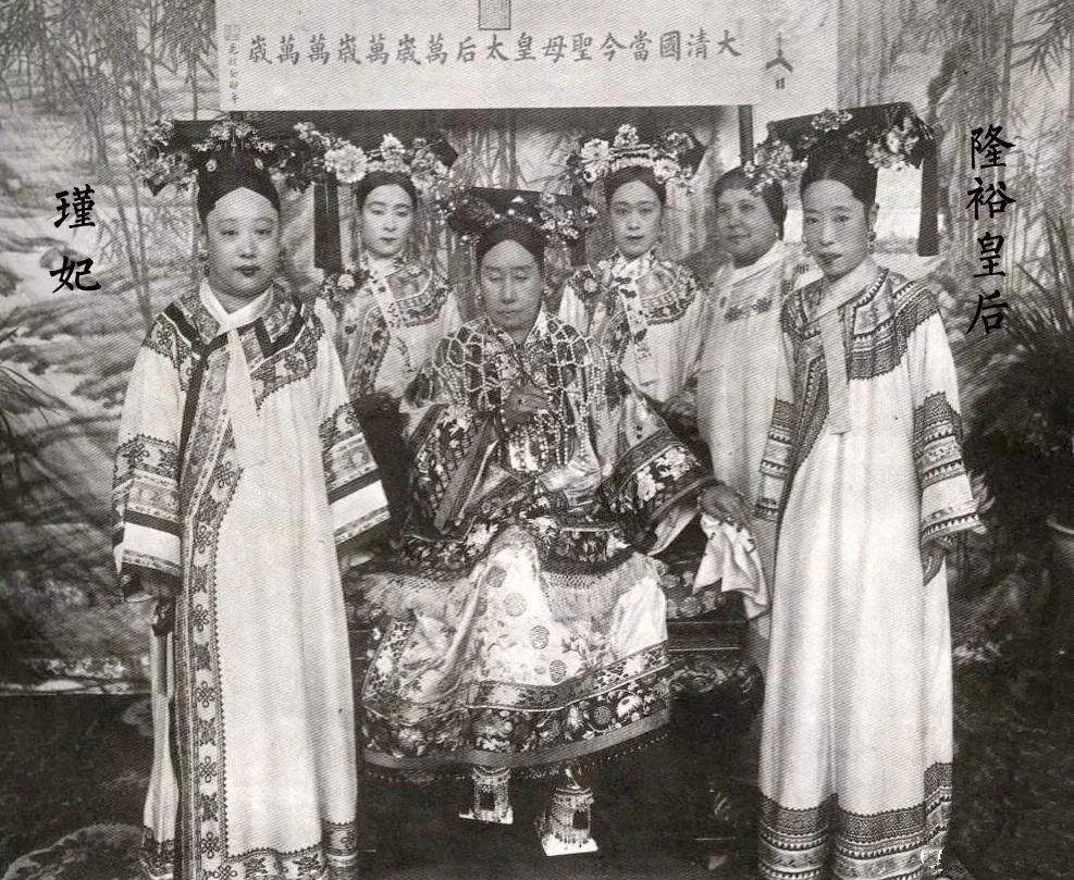 Đặc biệt, thái hậu còn có thói quen nuôi móng tay nhưng mỗi bàn tay chỉ nuôi ba móng ở ngón cái, ngón út và áp út.