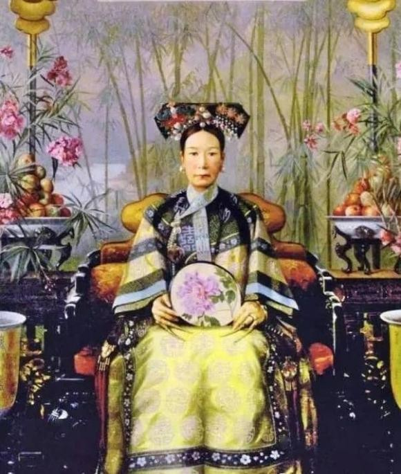 Từ Hi Thái hậu nổi tiếng là một trong những phụ nữ quyền lực nhất lịch sử Trung Quốc thời phong kiến. Không chỉ quyền lực, đời sống của bà vô cùng xa hoa, tốn kém.