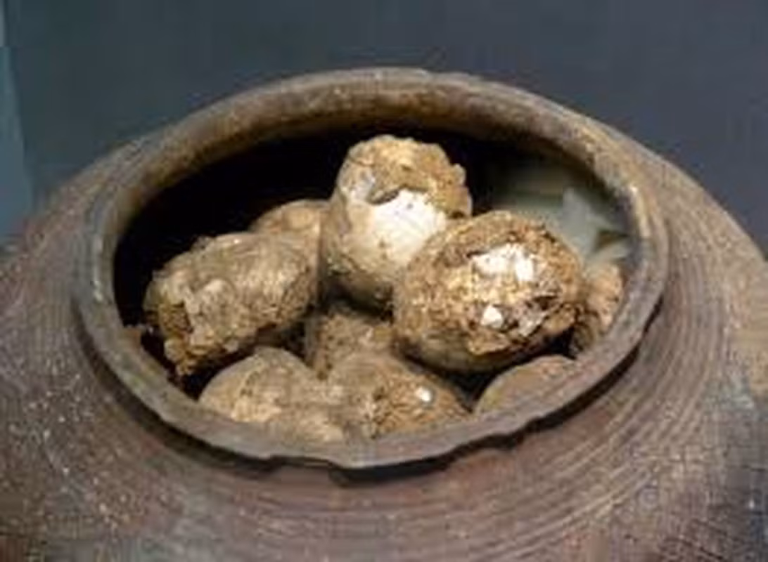 Việc chôn cất những quả trứng bên trong lăng mộ được xem như là một phần trong bộ mỹ quan và tôn vinh các bậc cha ông, đặc biệt là trong triều đình thời phong kiến Trung Quốc.