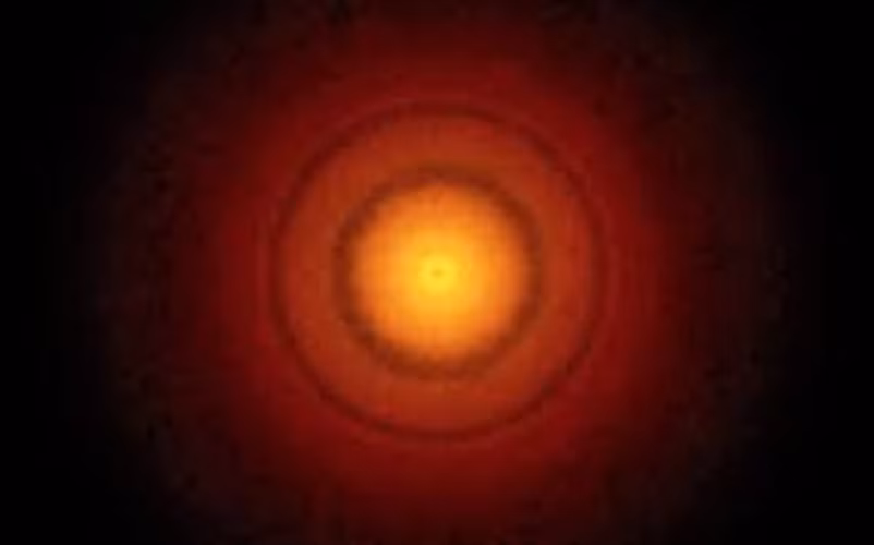 Đĩa bên trong nằm cách ngôi sao khoảng 1,9 tỷ km, tương đương với khoảng cách giữa Mặt Trăng và Trái Đất. Đĩa bên ngoài cách ngôi sao hơn, khoảng 2,9 tỷ km, tương đương với khoảng cách giữa Trái Đất và Sao Thủy.