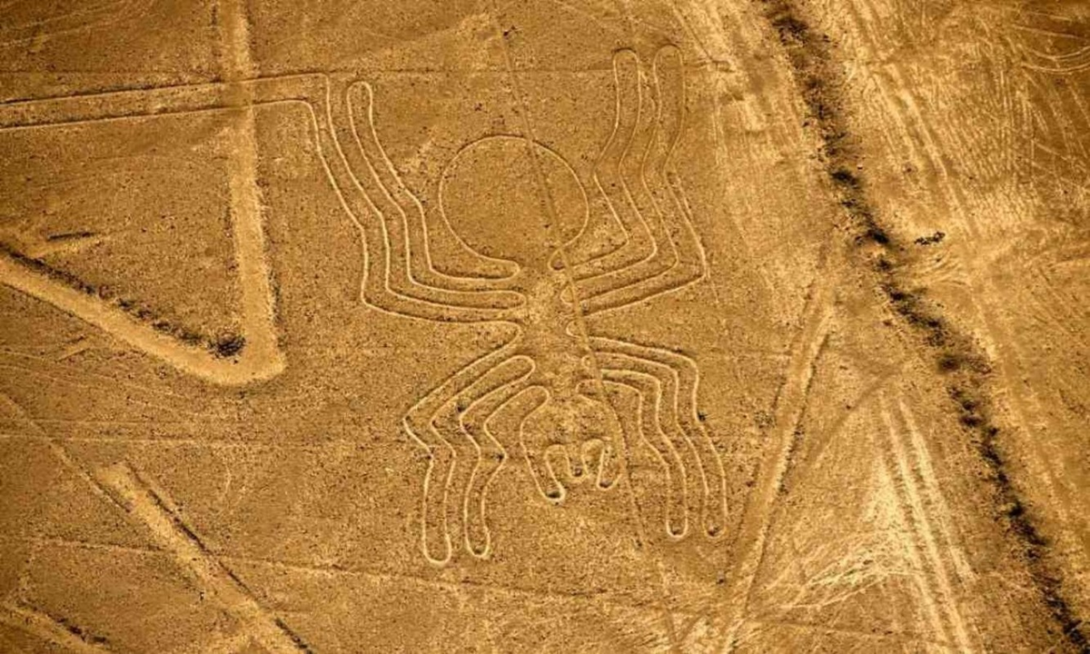 3. Những đường kẻ Nazca: là một chuỗi các hình hoạ địa lý có từ thời cổ đại nằm toạ lạc ngay trong lòng hoang mạc Nazca ở Pêru. Quần thể đường kẻ này đã được tổ chức UNESCO công nhận là di sản văn hoá thế giới.