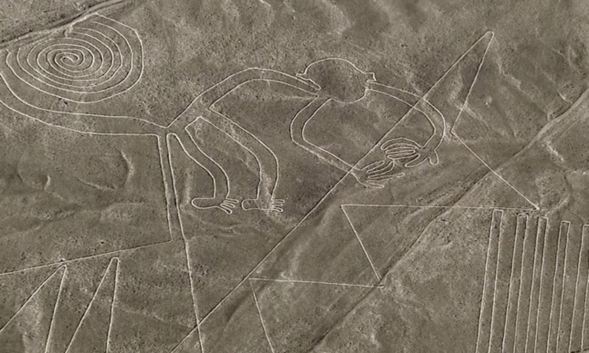 Những đường kẻ bí ẩn nằm trải dài hơn 80 km nằm giữa hai thị trấn là Nazca và Palpa trên vùng bình nguyên Pampas.