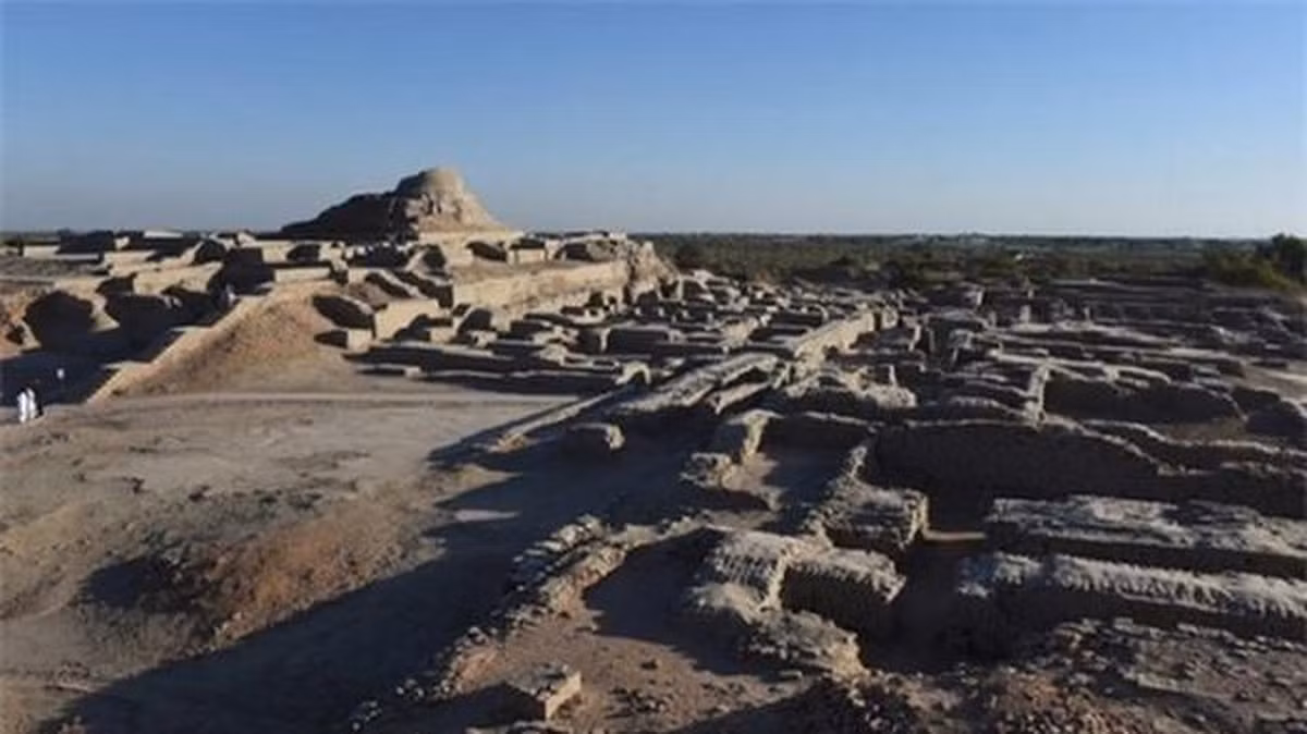 6. Mohenjo-daro - Gò đất chết, Pakistan. Năm 1922, nhà khảo cổ Ấn Độ R. D. Banerji phát hiện ra tàn tích cổ ở một trong những hòn đảo trên sông Indus. Câu hỏi lớn đặt ra là thành phố này bị phá hủy thế nào, chuyện gì đã xảy ra với người dân ở đâu. Và dù đã trải qua rất nhiều các cuộc khai quật thì đây vẫn là một bí ẩn khảo cổ vẫn chưa được giải mã.