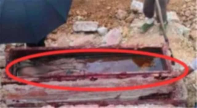 Lượng thủy ngân lớn được ngâm trong quan tài đã lý giải vì sao tử thi của công chúa với hơn 1.000 năm tuổi này không bị thối rữa. Tuy nhiên, con người không may hít phải lượng lớn thủy ngân trong không khí có thể bị ngộ độc thậm chí là co giật, tử vong tại chỗ nên đội khảo cổ phải lập tức sơ tán khỏi khu vực này.