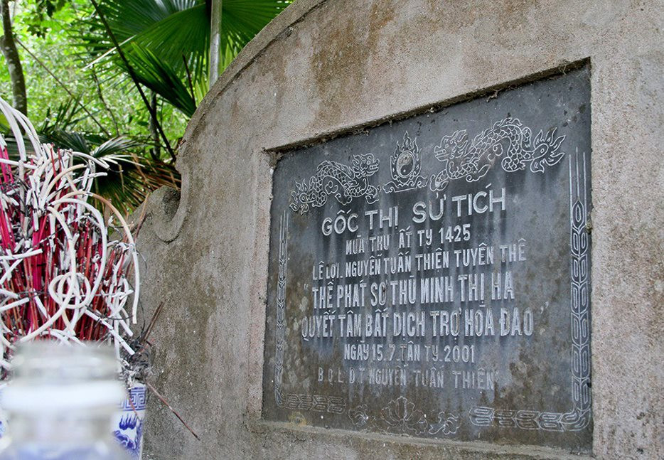 Phía dưới gốc cây thị cổ, người dân trong vùng lập bàn thờ, đặt tên là “Gốc thị sử tích” hay còn gọi là "Cây thị ăn thề". (Ảnh: 1thegioi.vn)