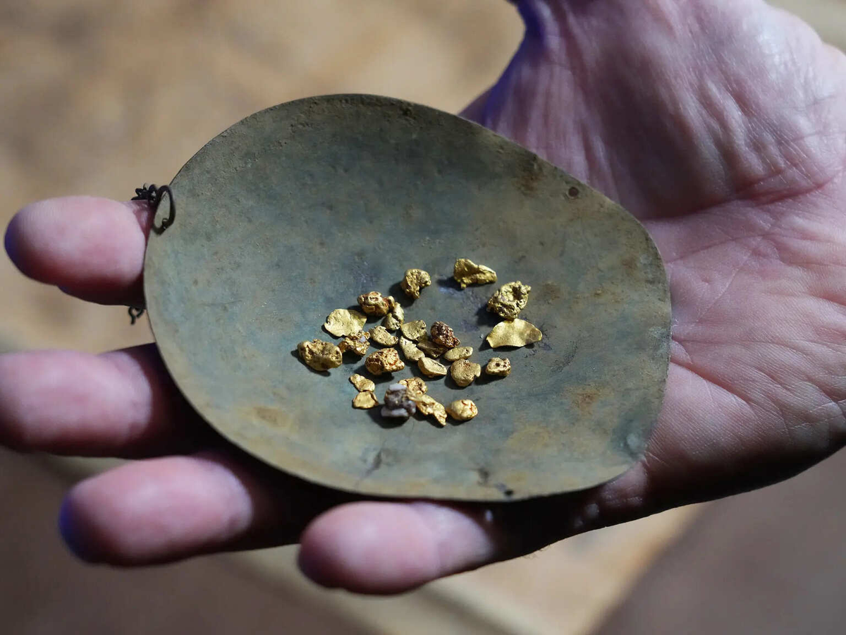 Và khi thời tiết ấm hơn làm tan chảy những bờ tuyết khổng lồ, những dòng nước ào ạt đang tách ra và mang theo các "dòng lũ vàng" đến với người dân.