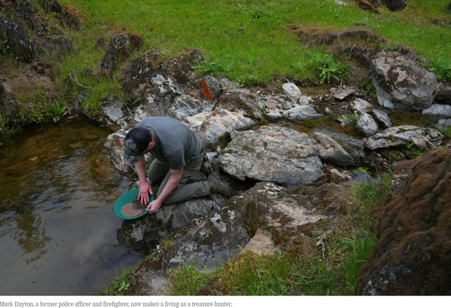 Những trận cháy rừng dữ dội trong những năm gần đây cũng làm đất tơi xốp, giúp đẩy xuống hạ lưu thứ mà một số người ở đây gọi là "kho báu" của mưa lũ.