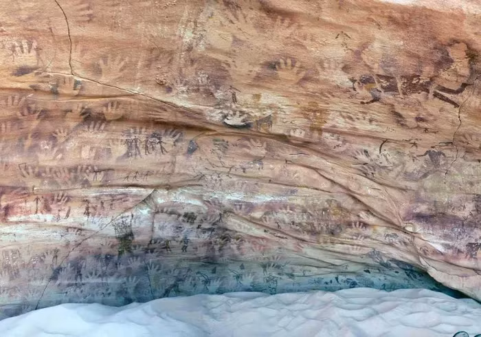 Điều đặc biệt về hang đá này là sự hiện diện của hàng trăm dấu tay tí hon độc đáo, đã được vẽ lên tường nhiều nghìn năm trước đây.