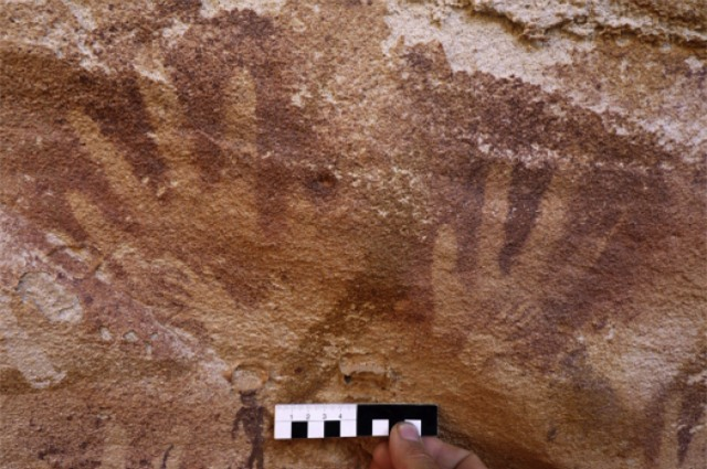 Tuy nhiên, qua nhiều lần kiểm tra chi tiết, các nhà khoa học khám phá ra một sự thật gây sốc, không có bàn tay con người nào có thể nhỏ như vậy, đó không phải là dấu tay của con người, chỉ là dấu tay của một loài giống con người mà thôi.