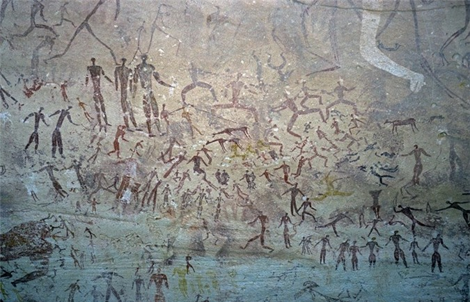 Hầu hết các bức tranh nguyên thủy miêu tả cảnh săn bắn, sinh hoạt của người xưa. Tuy nhiên, có một bức tranh bí ẩn trên vách hang động khiến nhiều nhà nghiên cứu, khảo cổ bối rối.