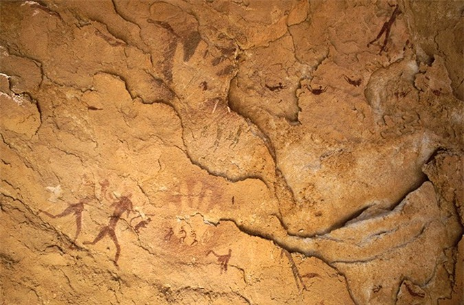 Nhà nhân chủng học Emmanuelle Honoré thuộc Đại học Tự do Brussels đã xác định rằng những dấu “tay” trên đá được tạo ra bởi một con kỳ đà, cùng với ít nhất hai người cổ đại trưởng thành.