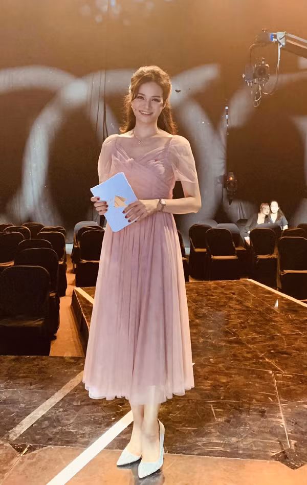 Từ năm 2005, Thu Hương đầu quân về Đài Truyền hình Việt Nam và làm người dẫn một chương trình ca nhạc thời trang của VTVCab. Sau đó, cô tốt nghiệp đại học và lập tức được nhà báo Lê Bình – Giám đốc Trung tâm Tin tức VTV24 thời điểm đó mời về làm việc.