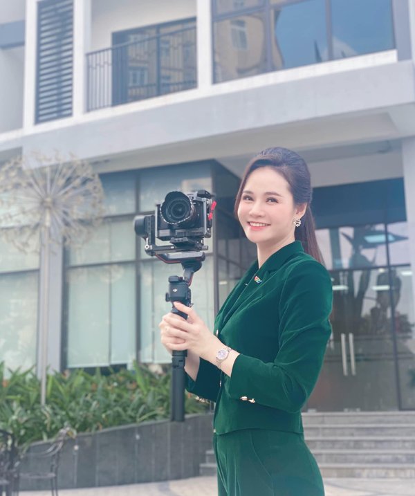 Dù công việc tại VTV rất bận rộn nhưng nữ MC luôn chỉn chu, xuất hiện với diện mạo hoàn hảo nhất mỗi khi lên sóng.