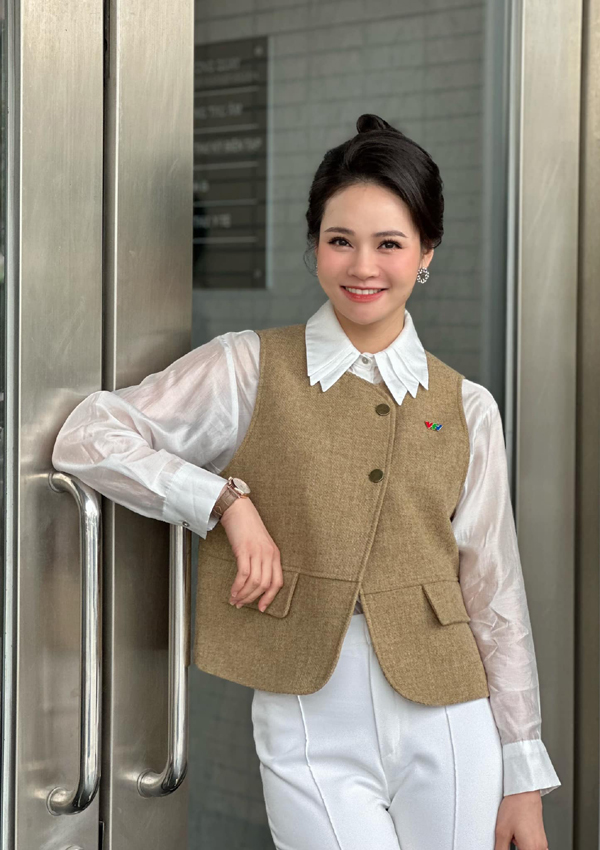 Không chỉ có cách dẫn sắc sảo, linh hoạt, Thu Hương nổi bật với vóc dáng cao ráo, gương mặt xinh đẹp, trẻ trung.