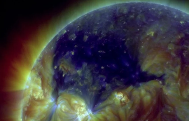 Theo giả thuyết này, sự tạo ra và giải phóng heli-3 xảy ra do quá trình phân rã phóng xạ tự nhiên của các nguyên tố phân rã như uranium và thorium trong lõi Trái Đất. Khi các nguyên tố này phân rã, heli-3 được tạo ra và có thể di chuyển từ lõi ra vỏ địa cầu.