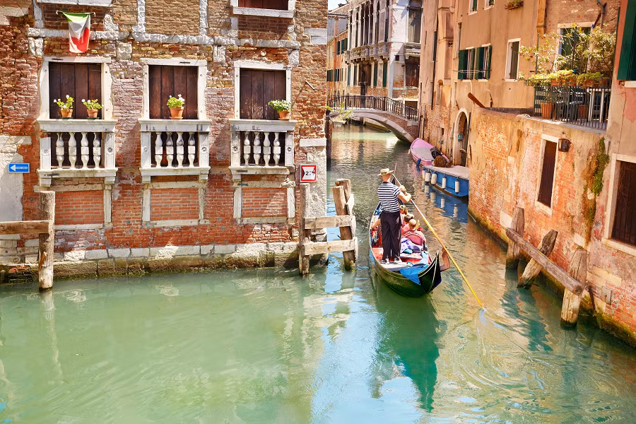 Những công trình kiến trúc độc đáo như Cung điện Doge, Nhà thờ St. Mark và cầu Rialto là những điểm đến nổi tiếng không thể bỏ qua khi ghé thăm thành phố này.