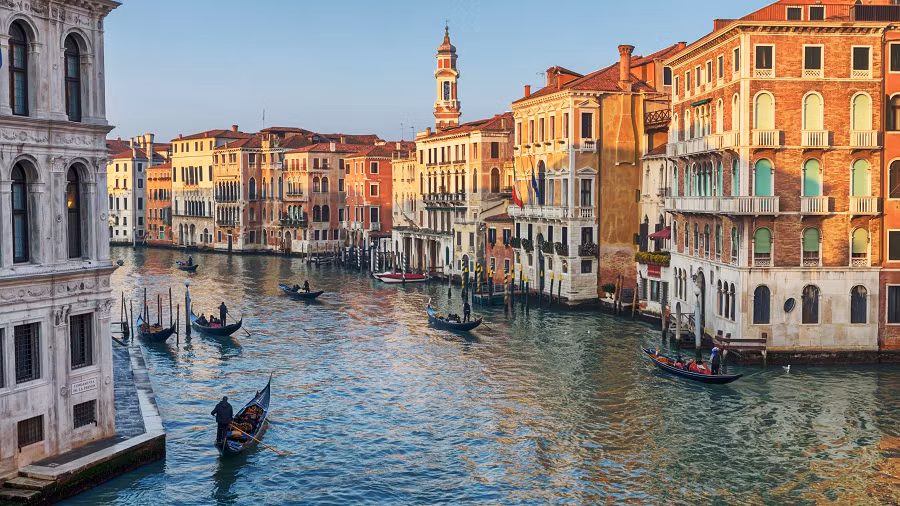 Thành phố này không có đường phố hay xe cộ, mà thay vào đó, mọi người di chuyển bằng các con đường nước và giao thông bằng thuyền gondola, xe buýt nước và các phương tiện tương tự.