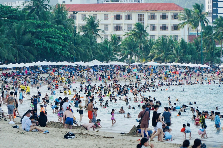 Trong ngày thứ 2 đầu của kỳ nghỉ lễ, theo ghi nhận của phóng viên, hàng vạn người dân và du khách đổ về TP Nha Trang (Khánh Hòa) để vui chơi, nghỉ dưỡng.