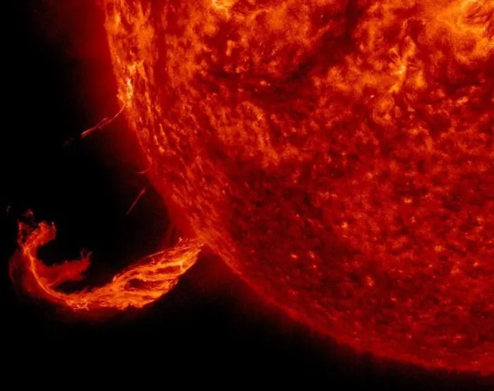 Theo các nghiên cứu, khoảng 5 tỷ năm nữa, Mặt Trời sẽ chuyển biến thành một sao khổng lồ đỏ, mở rộng và ảnh hưởng đến các hành tinh trong hệ mặt trời.