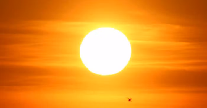 Hiện nay, Mặt Trời đang tỏa sáng nhờ quá trình hợp năng hạt nhân, trong đó nhiệt độ và áp suất lớn tạo ra sức ép đủ để nhiên liệu hạt nhân, chủ yếu là hydro, hợp thành helium.