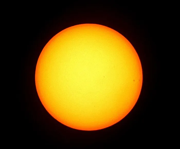  Mặt Trời, ngôi sao trung tâm của hệ mặt trời chúng ta, đã trải qua khoảng một nửa vòng đời của nó và đang tiến đến một giai đoạn quan trọng trong sự phát triển.