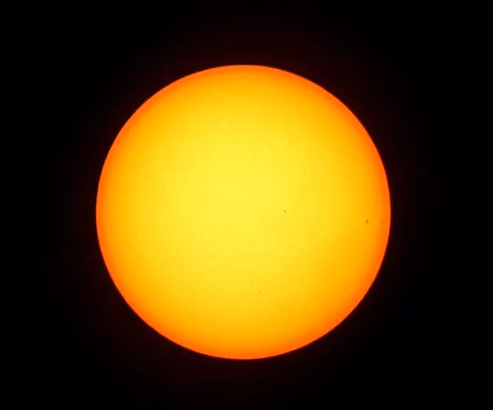  Mặt Trời, ngôi sao trung tâm của hệ mặt trời chúng ta, đã trải qua khoảng một nửa vòng đời của nó và đang tiến đến một giai đoạn quan trọng trong sự phát triển.