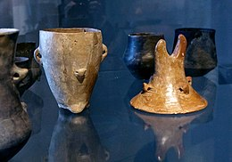 Hiểu biết của giới nghiên cứu về nền văn minh này đến từ khai quật các ngôi mộ. Người Tiszapolgár dường như rất hiếu chiến bởi vũ khí thường được chôn trong mộ của nam giới.