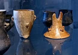 Hiểu biết của giới nghiên cứu về nền văn minh này đến từ khai quật các ngôi mộ. Người Tiszapolgár dường như rất hiếu chiến bởi vũ khí thường được chôn trong mộ của nam giới.