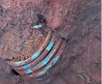 Tổng cộng 169 chiếc nhẫn vàng được thu thập từ ngôi mộ của người phụ nữ trong đợt khai quật diễn ra dọc một tuyến đường dự kiến nối Oradea với đường cao tốc A3.