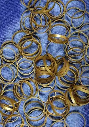 Ngài ra, các nhà khảo cổ còn tìm thấy một chiếc vòng đồng gồm nhiều tầng, hai hạt vàng và khoảng 800 hạt làm từ xương.