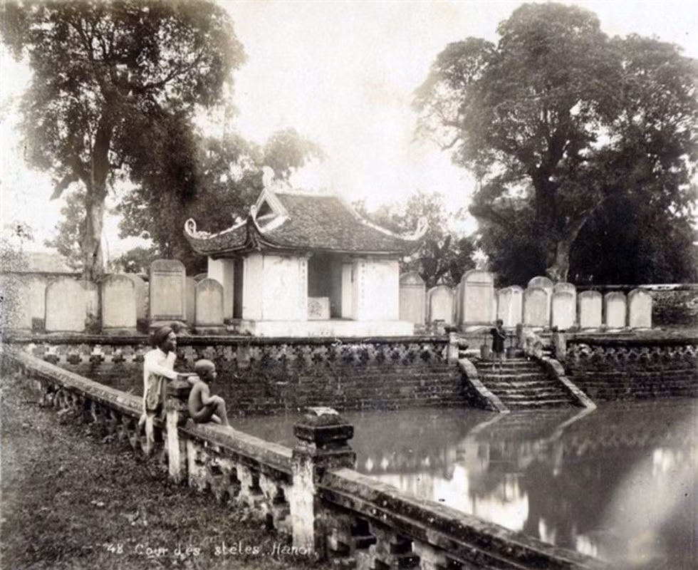 Giếng Thiên Quang và khu bia Tiến sĩ ở Văn Miếu - Quốc Tử Giám.