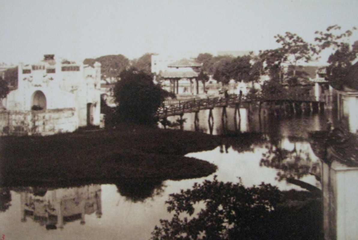 Một hình ảnh quen mà lạ của Cầu Thê Húc và Đền Ngọc Sơn.