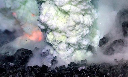 Ông David Pyle, nhà núi lửa học và giáo sư khoa học Trái đất tại Đại học Oxford, cho biết nếu vụ phun trào xảy ra rất sâu dưới nước, thì trọng lượng của lớp nước bên trên đóng vai trò như một nắp nồi áp suất.