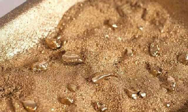 Với chiều dài hơn 160km, sông Klondike chảy từ đông sang tây qua dãy núi Mackenzie, trải qua cảnh quan đẹp và nước lạnh trong lành, nơi thu hút hàng ngàn du khách và những người đam mê các hoạt động ngoài trời.