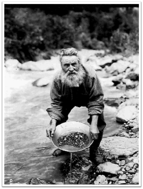 Vào năm 1896, khi một tay đào vàng phát hiện ra một lượng lớn vàng trong sông Klondike, cuộc đua đến đây của các thợ đào vàng đã bắt đầu.