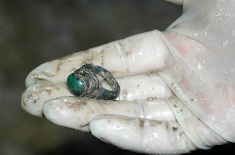 Điều đáng chú ý ở đây là chất lỏng màu nâu bí ẩn bao quanh xác ướp. Đã có rất nhiều phân tích nhưng vẫn không giải thích nổi đó có phải chất ướp xác hay không, hay đơn giản là nước ngấm qua quan tài theo thời gian.