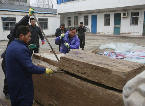 Ngôi mộ chứa ba quan tài nằm ở độ sâu 2 m.