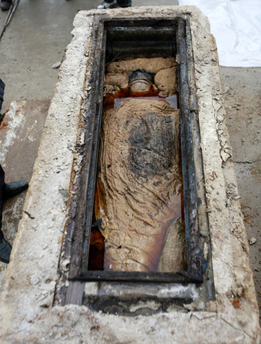 Trong hai quan tài, các nhà nghiên cứu của Bảo tàng Thái Châu thấy hai bộ xương, trang phục thời Minh và đồ tùy táng. Xác ướp của một phụ nữ được tìm thấy trong quan tài còn lại.