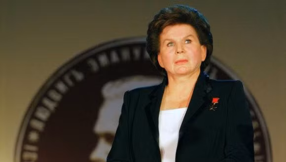 Sự cố này đã tạo ra nhiều áp lực và lo lắng cho cô, tuy nhiên cô đã áp dụng những kiến thức và kỹ năng hành xử trong tình huống khẩn cấp mà cô đã được đào tạo trước đó để giải quyết vấn đề này.