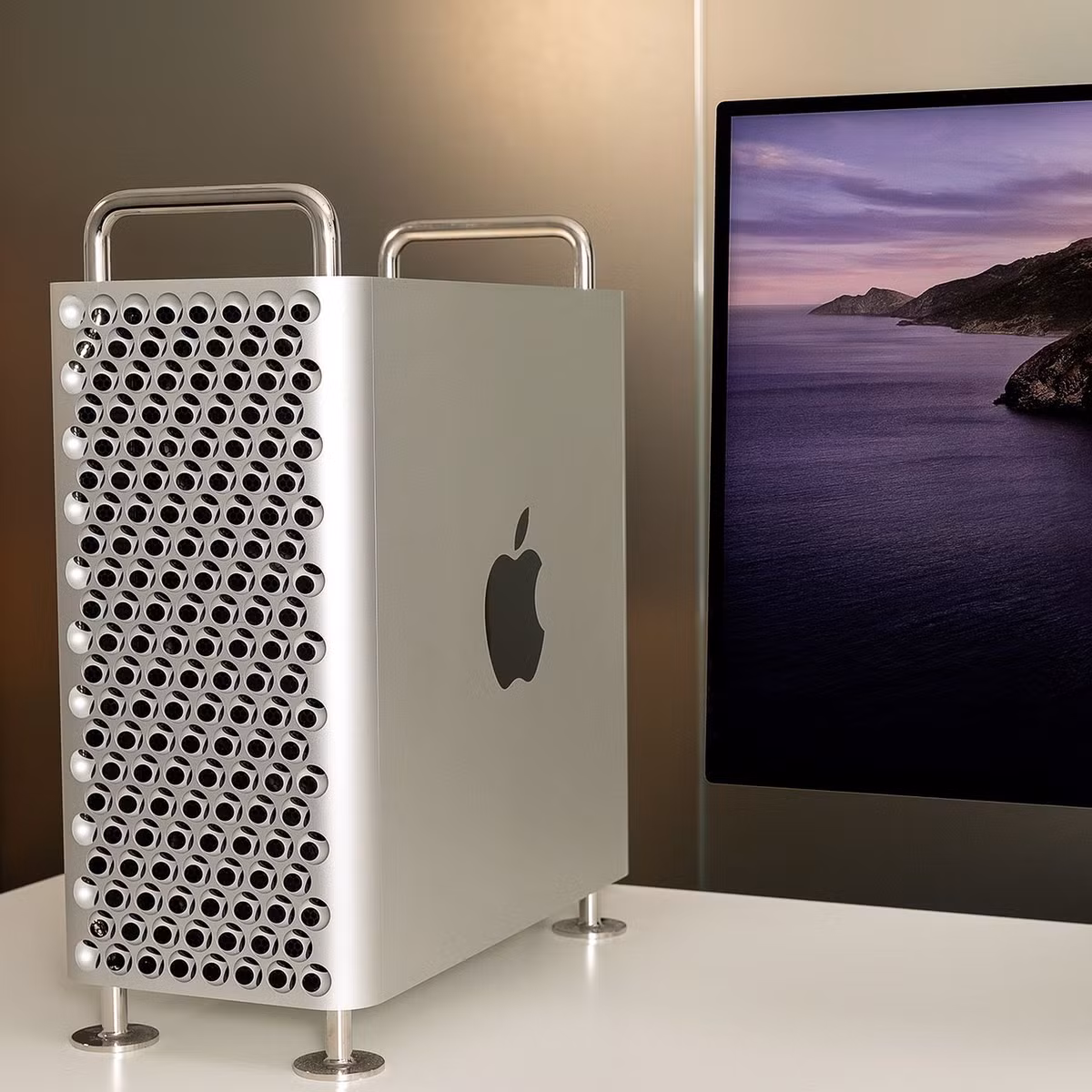 Con số này chưa bao gồm các phần mềm cài đặt sẵn, phụ kiện cần thiết cũng như màn hình.