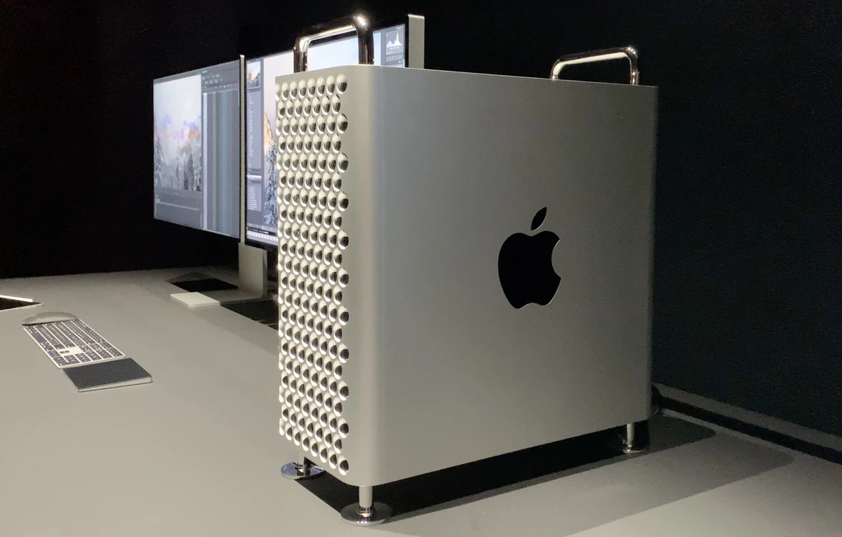 Trong trường hợp mua đủ bộ để sử dụng, Mac Pro thường đi kèm màn hình Apple Studio hoặc Pro Display XDR với giá cộng thêm gần 180 triệu đồng cho bộ đủ phụ kiện chân đế.