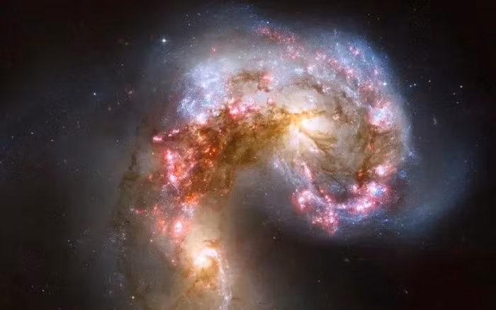 Khác với hình elip, các thiên hà không đều có cấu trúc không đều và không đồng nhất. Chúng có thể có hình dạng lệch tâm hoặc hình dạng không đều khác, thể hiện sự tương tác mạnh mẽ giữa các thiên thể trong quá trình hình thành và tiến hóa của thiên hà.