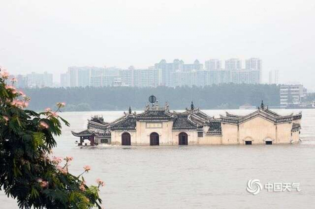 Chính vì vậy mà Quan Âm Các vẫn luôn sừng sững dù phải trải qua mưa gió suốt 700 năm.