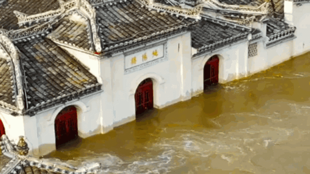 Đó chính là khối đá Long Bàn và cấu trúc xây dựng của bức tường bao quanh ngôi chùa.