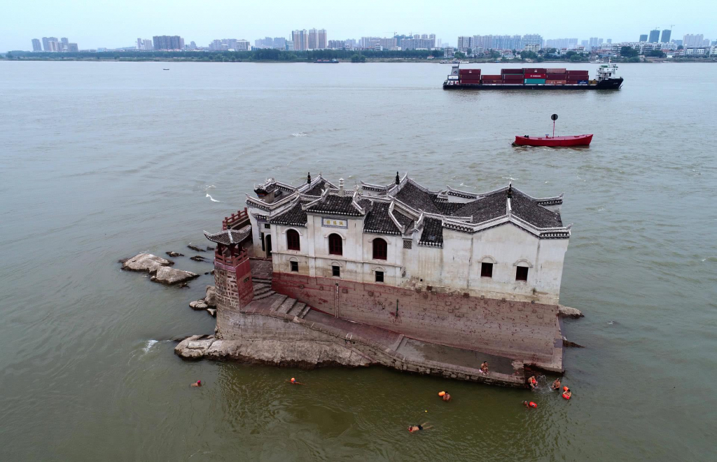 Khi nước lũ ập đến, bức tường phía ngoài này sẽ ghìm lại trọng lực của dòng nước cuồn cuộn, giữ cho phía sau bức tường chịu một trọng lực nhỏ hơn rất nhiều.