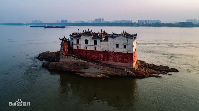 Đặt một cách hùng vĩ giữa dòng sông Trường Giang, còn được gọi là sông Dương Tử, Quan Âm Các đã gắn bó với thành phố này suốt 700 năm qua, mang đến sự tôn kính và niềm tin sâu sắc của người dân đối với tín ngưỡng Phật giáo.