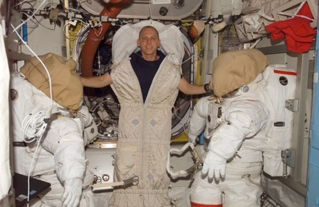 Một trong những yếu tố quan trọng là môi trường không trọng lực. Trong không trọng lực, các phi hành gia không còn cảm giác trọng lực và cơ thể không được hỗ trợ bởi lực đẩy của đất.