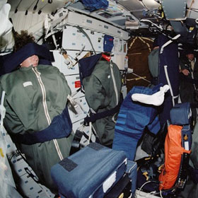 Để giảm thiểu ảnh hưởng của tiếng ồn, các phi hành gia sử dụng tai nghe chống ồn để cô lập và giảm âm thanh xung quanh.