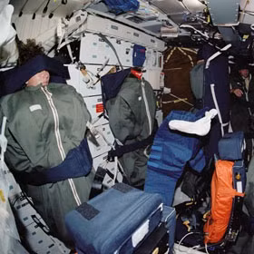 Để giảm thiểu ảnh hưởng của tiếng ồn, các phi hành gia sử dụng tai nghe chống ồn để cô lập và giảm âm thanh xung quanh.