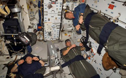 Hơn nữa, các phi hành gia tuân thủ một lịch trình ngủ cụ thể để duy trì nhịp điệu sinh học và sự cân bằng. Họ tạo ra một môi trường yên tĩnh và thuận lợi cho giấc ngủ, đồng thời tuân thủ các quy định về thời gian ngủ và thức dậy.